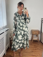 Style Cheat Green Gwen Elasticated Waist Midi Dress - Image 1 of 4