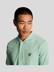 أخضر نعناعي ظل - قميص بولو كلاسيكي من Lyle & Scott  - صورة 4 من 5