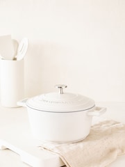 Masterclass Cream Cast Aluminium 2.5L Casserole Dish - Image 1 of 3