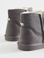 Gris - Botas estilo pantuflas de ante con forro de piel sintética - Imagen 6 de 7
