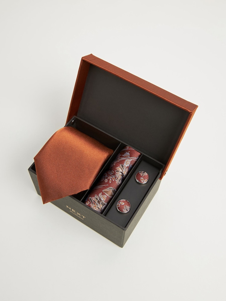 Rostorange - Krawatte, quadratisches Einstecktuch und Manschettenknöpfe im Geschenk-Set aus Seide - Bild 1 von 4 Rostorange - Krawatte, quadratisches Einstecktuch und Manschettenknöpfe im Geschenk-Set aus Seide - Bild 1 von 4