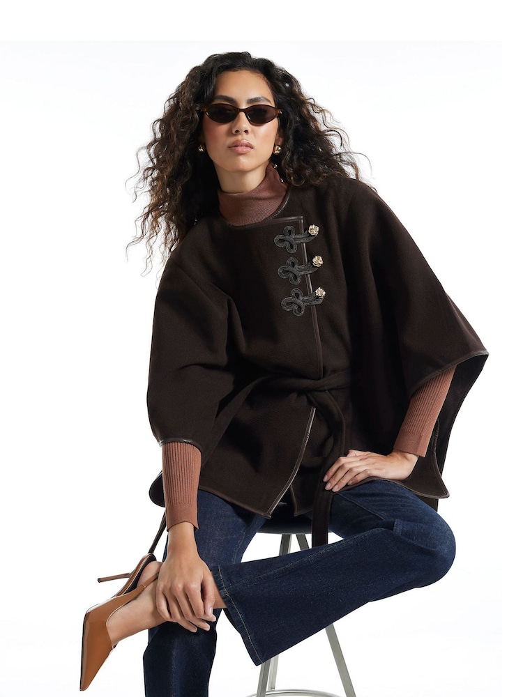 Braun - River Island Cape-Poncho mit Drummer-Detail - Bild 1 von 4 Braun - River Island Cape-Poncho mit Drummer-Detail - Bild 1 von 4