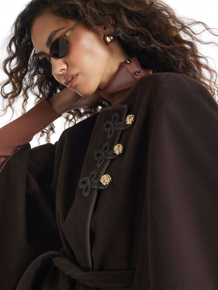 Braun - River Island Cape-Poncho mit Drummer-Detail - Bild 2 von 4 Braun - River Island Cape-Poncho mit Drummer-Detail - Bild 2 von 4