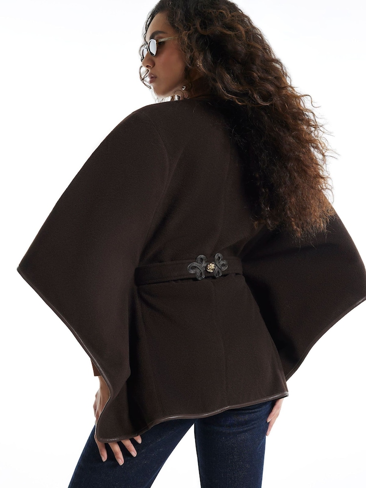 Braun - River Island Cape-Poncho mit Drummer-Detail - Bild 4 von 4 Braun - River Island Cape-Poncho mit Drummer-Detail - Bild 4 von 4