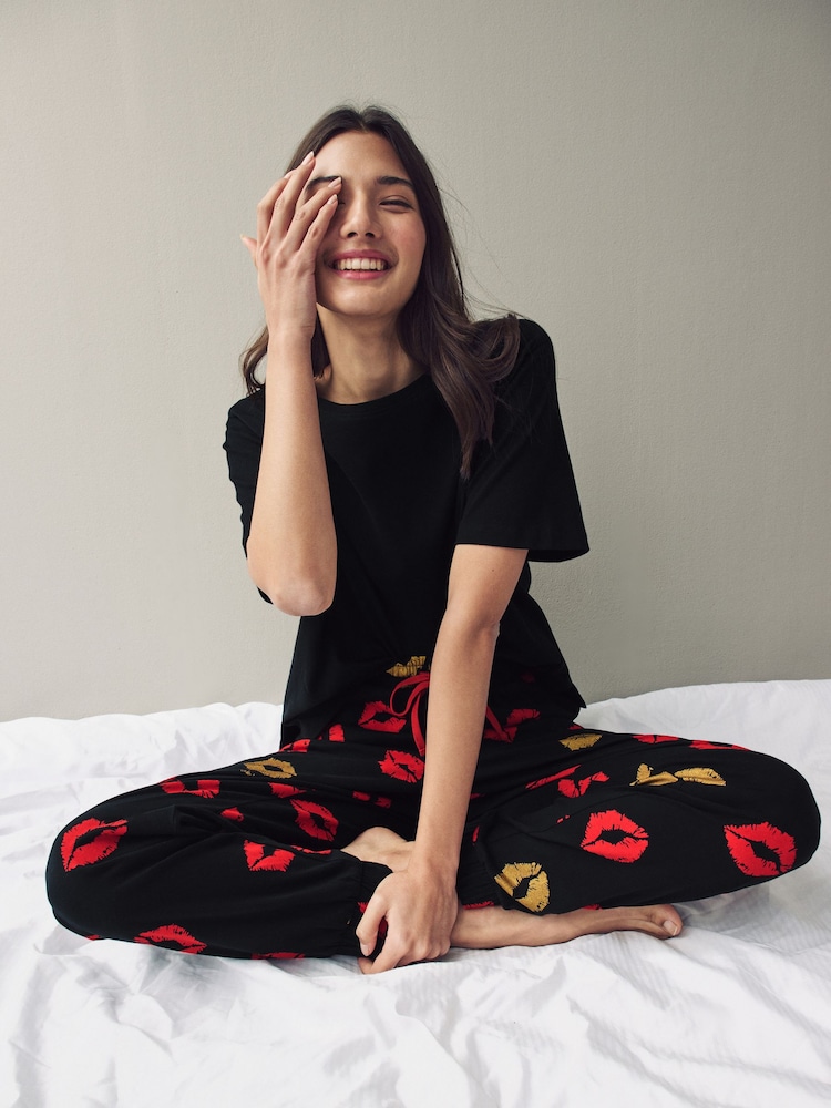 Rockett St George 100 % Baumwolljersey-Pyjama-Set mit Lippenmotiv - Bild 2 von 11 Rockett St George 100 % Baumwolljersey-Pyjama-Set mit Lippenmotiv - Bild 2 von 11