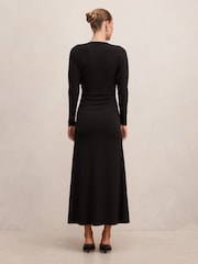 Vestido largo drapeado con detalle anudado en la parte delantera Solana de Forever New - Imagen 2 de 4
