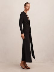Vestido largo drapeado con detalle anudado en la parte delantera Solana de Forever New - Imagen 3 de 4