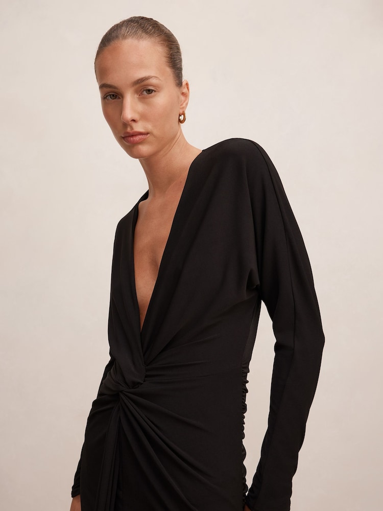 Vestido largo drapeado con detalle anudado en la parte delantera Solana de Forever New - Imagen 4 de 4 Vestido largo drapeado con detalle anudado en la parte delantera Solana de Forever New - Imagen 4 de 4