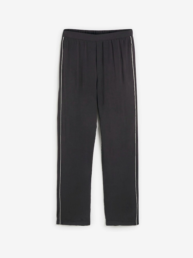 Schwarz mit weißer Paspelierung - Pyjama mit Knopfleiste - Bild 2 von 6 Schwarz mit weißer Paspelierung - Pyjama mit Knopfleiste - Bild 2 von 6