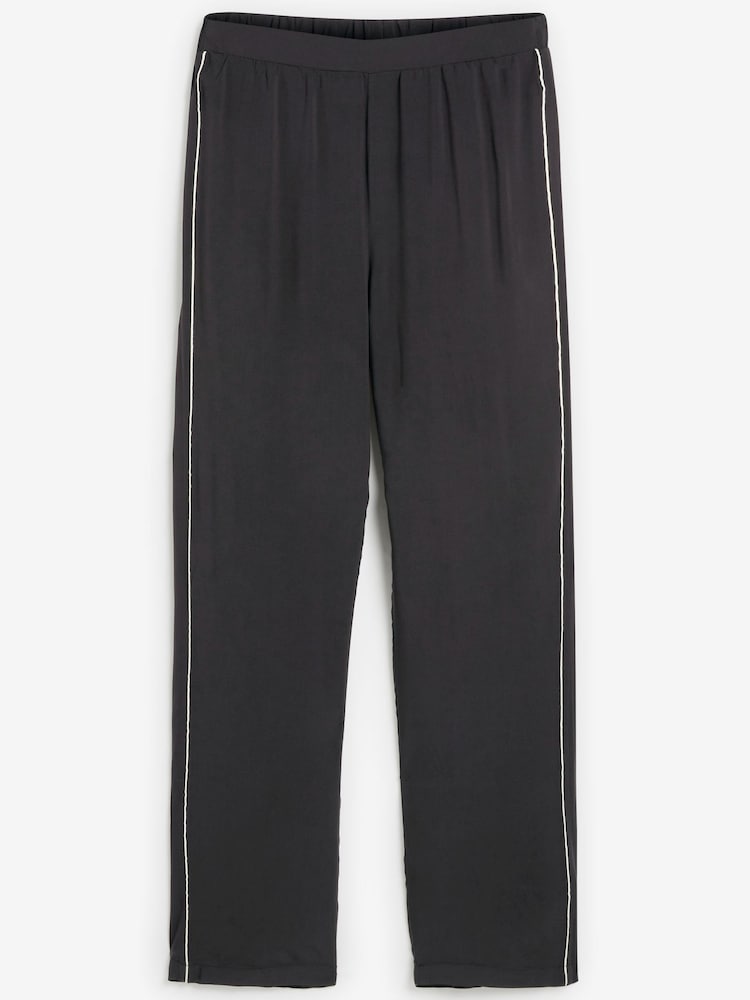 Schwarz mit weißer Paspelierung - Pyjama mit Knopfleiste - Bild 6 von 6 Schwarz mit weißer Paspelierung - Pyjama mit Knopfleiste - Bild 6 von 6
