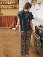 Urban Threads Urban Threads Brun Halloween Leopard Print Flaggermus Lang Pyjamassett - Bilde 3 av 4