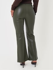 ירוק - Threadbare מכנסי עור מלאכותי בגזרת מתרחבת - תמונה 3 מתוך 5