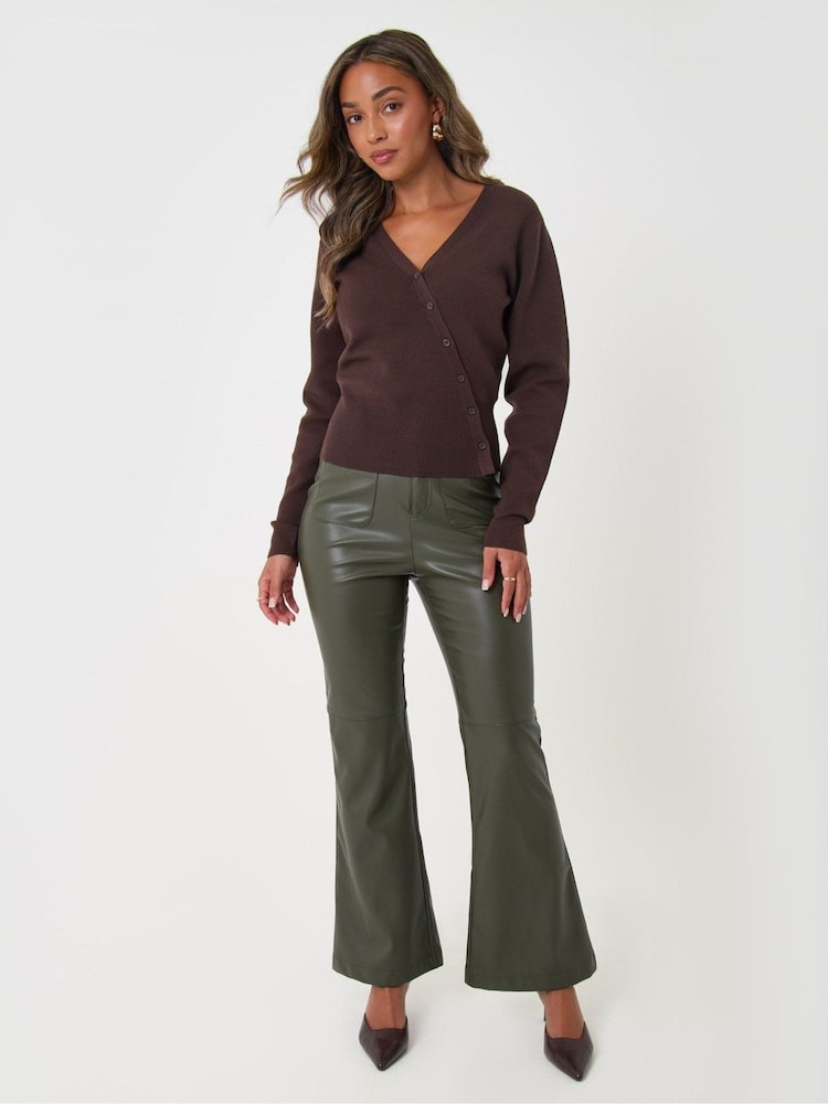ירוק - Threadbare מכנסי עור מלאכותי בגזרת מתרחבת - תמונה 5 מתוך 5 ירוק - Threadbare מכנסי עור מלאכותי בגזרת מתרחבת - תמונה 5 מתוך 5
