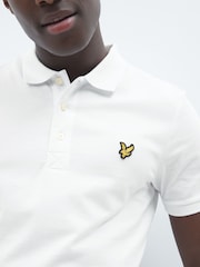 أبيض - قميص بولو كلاسيكي من Lyle & Scott  - صورة 4 من 7