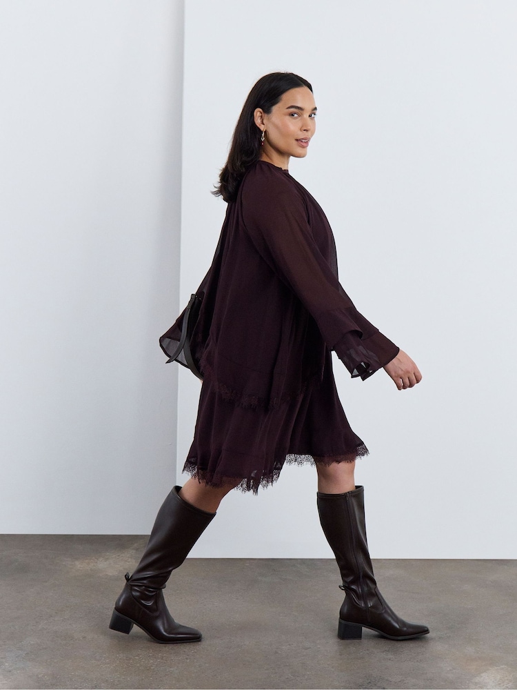 Robe patineuse Simply Be en georgette à volants et bordure en dentelle - Image 4 sur 4 Robe patineuse Simply Be en georgette à volants et bordure en dentelle - Image 4 sur 4