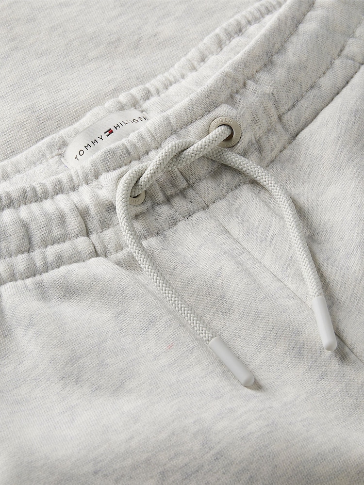 Grau - Tommy Hilfiger Heritage Jogginghose mit Flaggenlogo - Bild 6 von 6 Grau - Tommy Hilfiger Heritage Jogginghose mit Flaggenlogo - Bild 6 von 6