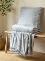 Catherine Lansfield Silver Velvet And Faux Fur Soft and Cosy Throw - Image 4 of 5