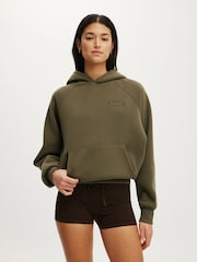 Meža zaļš - Cotton On Plush Premium Graphic Raglan kapučjakas - Attēls 1 no 4