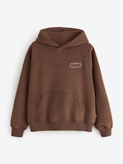 Kastaņbrūns - Cotton On Plush Premium Graphic Raglan kapučjakas - Attēls 5 no 5