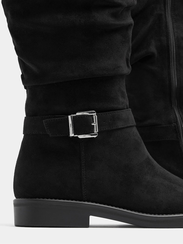 Noir - Bottes Yours Curve hauteur genou avec boucle en faux daim en Wide E Fit - Image 5 de 5 Noir - Bottes Yours Curve hauteur genou avec boucle en faux daim en Wide E Fit - Image 5 de 5