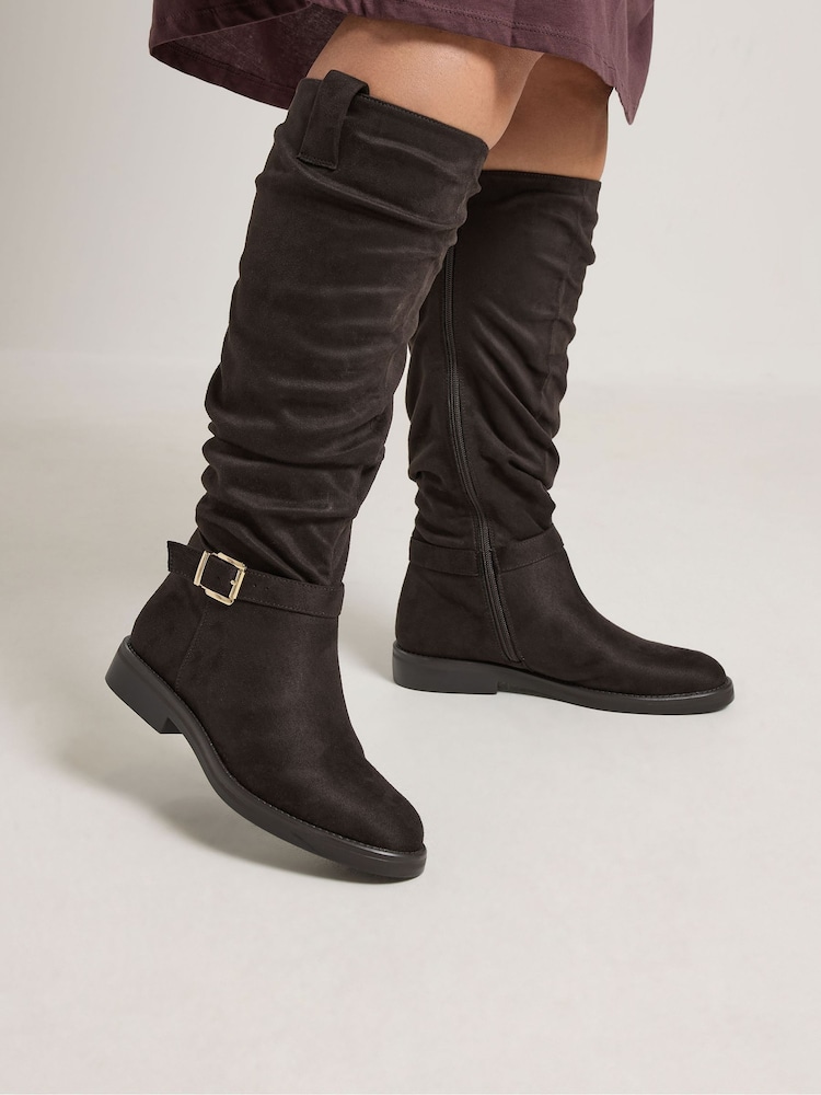 Brun - Bottes Yours Curve hauteur genou avec boucle en faux daim en Wide E Fit - Image 1 de 6