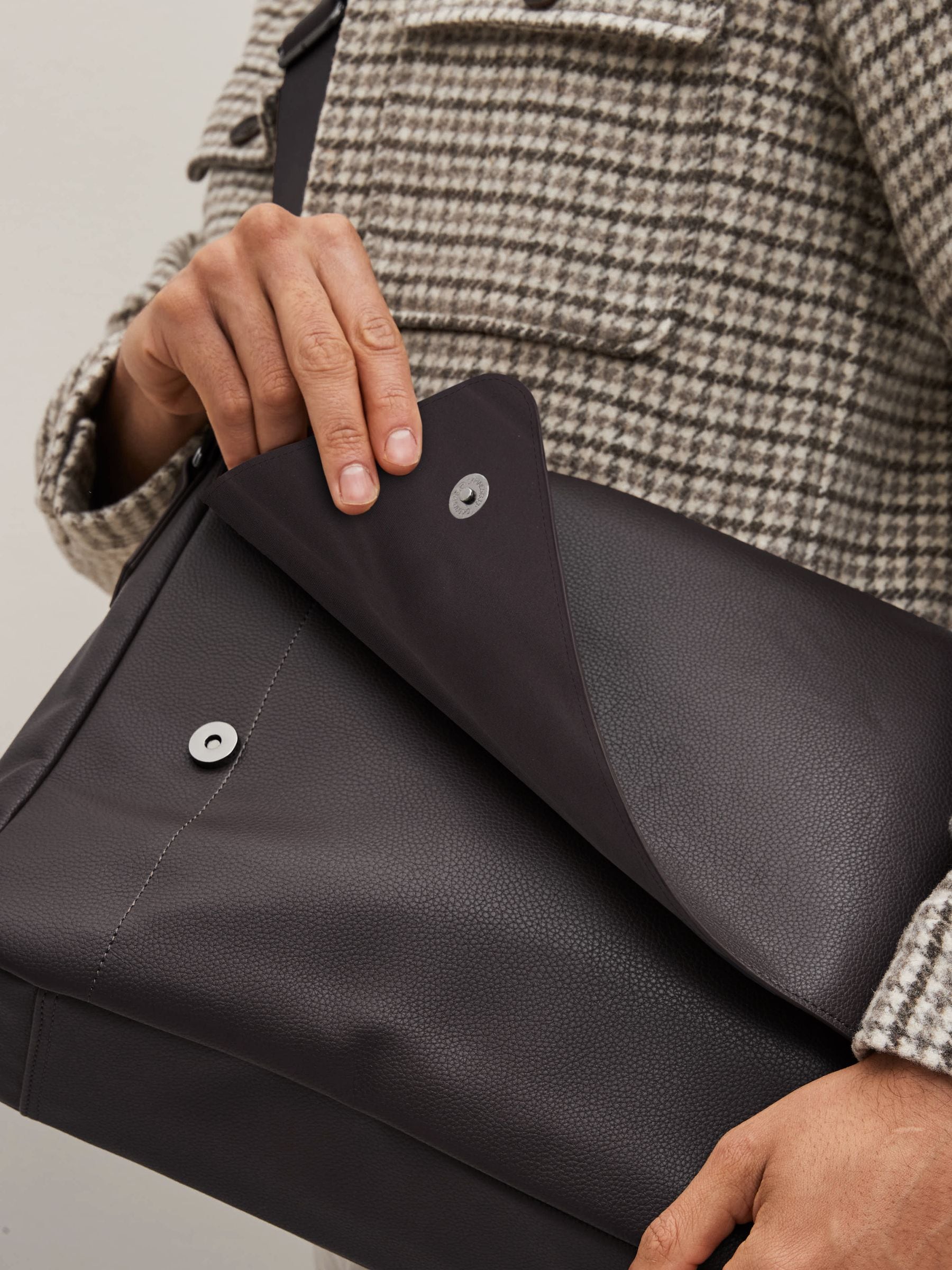 Open yy studs messenger bag チャコール OPEN YY Khaki Stud Bag OPEN YY