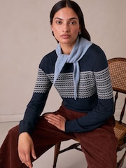 كنزة محبوكة من صوف ميرينو ناعم برقبة عريضة من Celtic & Co. - صورة 4 من 6