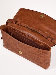 Коричневый - Кожаный клатч с длинным ремешком Lakeland Leather Temple - Изображение 4 6