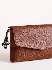 Коричневый - Кожаный клатч с длинным ремешком Lakeland Leather Temple - Изображение 5 6