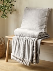 Catherine Lansfield Velvet And Faux Fur Soft and Cosy Throw - Image 3 of 5