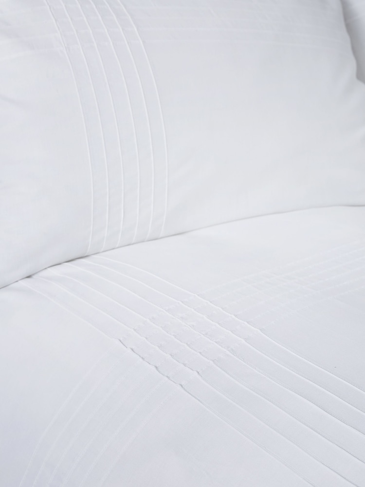 طقم غطاء لحاف وكيس وسادة Amalfi Pin Tuck من Serene - صورة 2 من 4 طقم غطاء لحاف وكيس وسادة Amalfi Pin Tuck من Serene - صورة 2 من 4