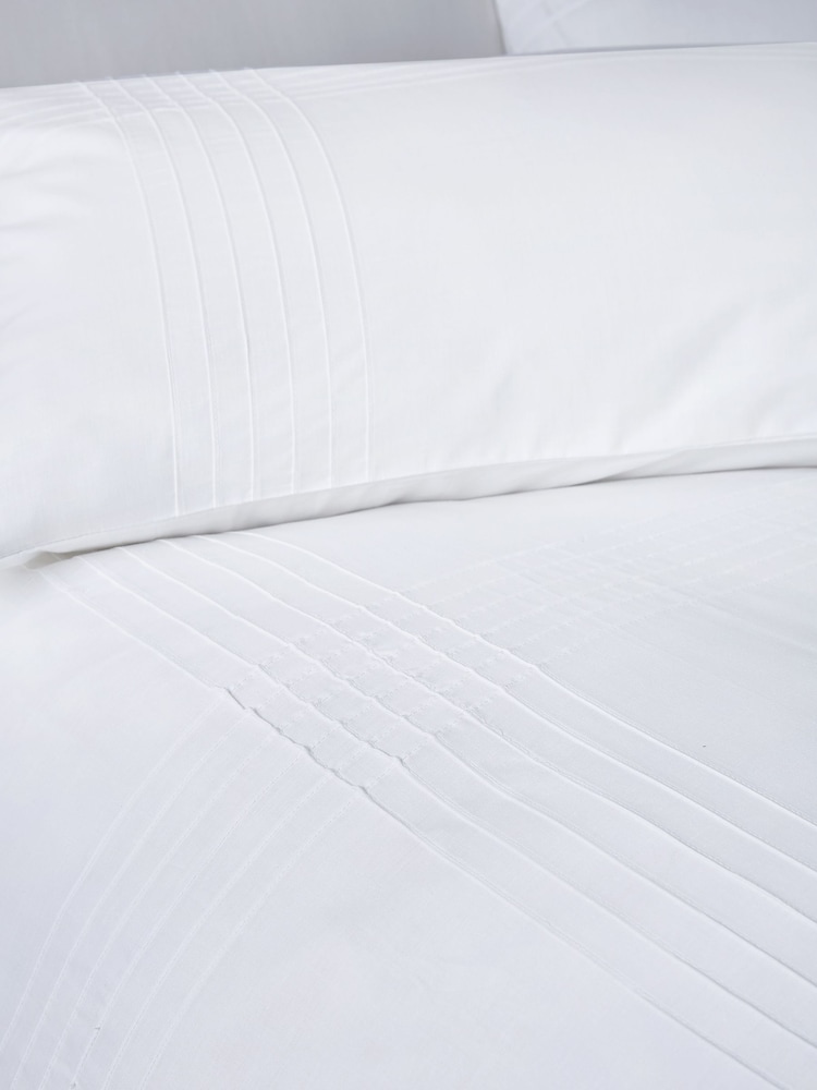 طقم غطاء لحاف وكيس وسادة Amalfi Pin Tuck من Serene - صورة 4 من 4 طقم غطاء لحاف وكيس وسادة Amalfi Pin Tuck من Serene - صورة 4 من 4