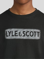 أسود - تيشرت Motion بتصميم شعار جرافيكي من Lyle & Scott - صورة 3 من 5