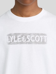 أبيض - تيشرت Motion بتصميم شعار جرافيكي من Lyle & Scott - صورة 3 من 6