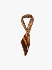 Castanho - Lenço quadrado de seda com estampa de correias de carruagem e cavalo da marca COACH. - Imagem 2 de 4