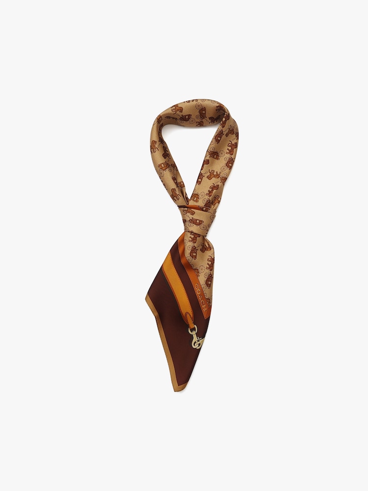 Castanho - Lenço quadrado de seda com estampa de correias de carruagem e cavalo da marca COACH. - Imagem 2 de 4