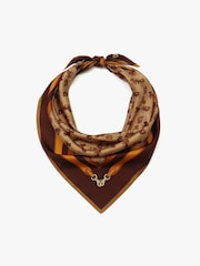 Castanho - Lenço quadrado de seda com estampa de correias de carruagem e cavalo da marca COACH. - Imagem 3 de 4