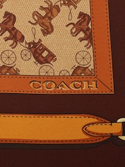 Castanho - Lenço quadrado de seda com estampa de correias de carruagem e cavalo da marca COACH. - Imagem 4 de 4