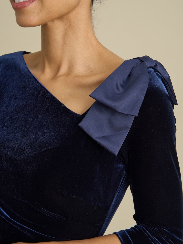Gina Bacconi Trudie Velvet Ruched Maxi Dress - Bilde 4 av 4 Gina Bacconi Trudie Velvet Ruched Maxi Dress - Bilde 4 av 4
