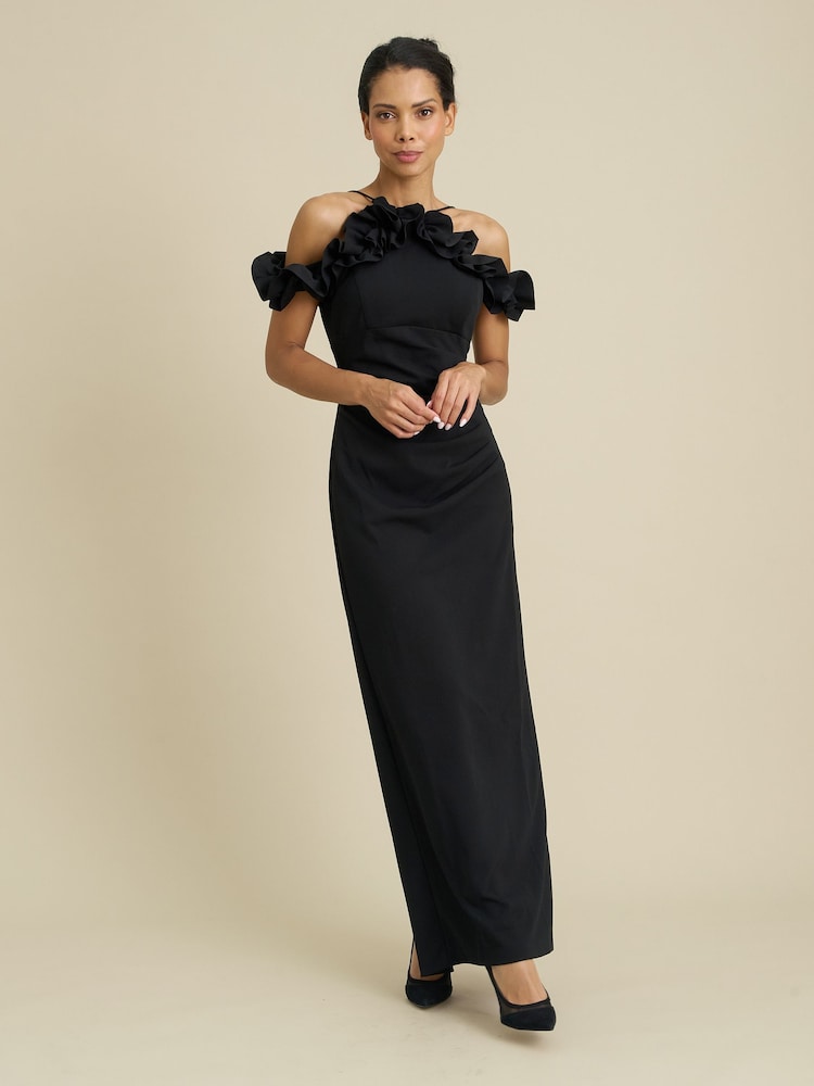 Gina Bacconi Toni Ruffle Off Shoulder Maxi Dress - Bilde 1 av 5 Gina Bacconi Toni Ruffle Off Shoulder Maxi Dress - Bilde 1 av 5