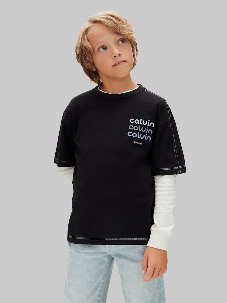 تيشرت جرافيك بشعار من Calvin Klein - صورة 2 من 6 تيشرت جرافيك بشعار من Calvin Klein - صورة 2 من 6