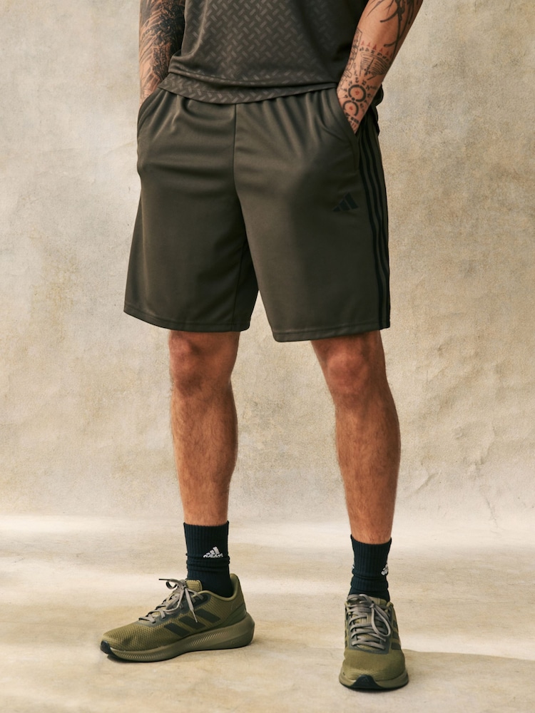 أخضر داكن - adidas Train Essentials 3-Stripe Shorts - صورة 1 من 6