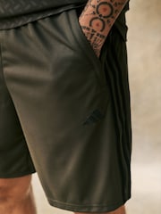 أخضر داكن - adidas Train Essentials 3-Stripe Shorts - صورة 5 من 6