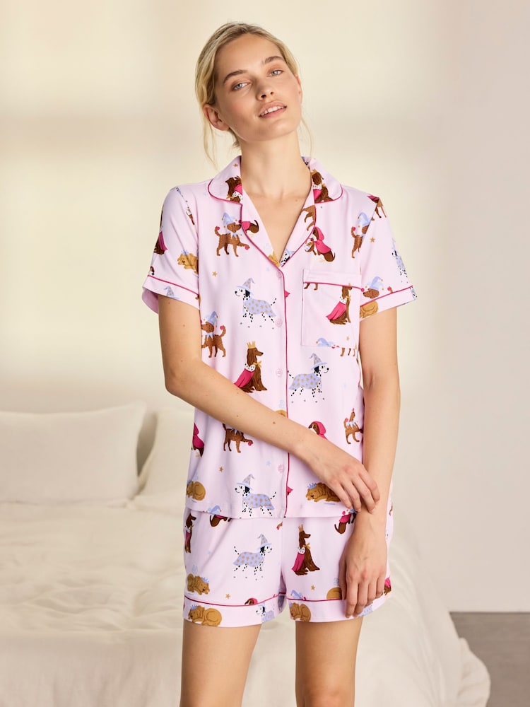 Ensemble pyjama court Chelsea Peers Fairytale Dogs imprimé - Image 1 de 6 Ensemble pyjama court Chelsea Peers Fairytale Dogs imprimé - Image 1 de 6