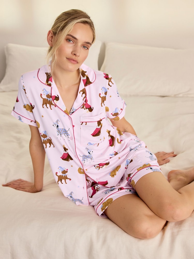 Ensemble pyjama court Chelsea Peers Fairytale Dogs imprimé - Image 2 de 6 Ensemble pyjama court Chelsea Peers Fairytale Dogs imprimé - Image 2 de 6