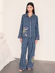 Conjunto de pijama largo de algodón bordado de cuadros con estampado de dragón mítico de Chelsea Peers - Imagen 1 de 6
