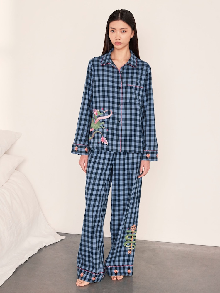 Conjunto de pijama largo de algodón bordado de cuadros con estampado de dragón mítico de Chelsea Peers - Imagen 1 de 6 Conjunto de pijama largo de algodón bordado de cuadros con estampado de dragón mítico de Chelsea Peers - Imagen 1 de 6