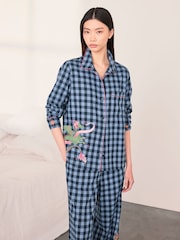 Conjunto de pijama largo de algodón bordado de cuadros con estampado de dragón mítico de Chelsea Peers - Imagen 2 de 6