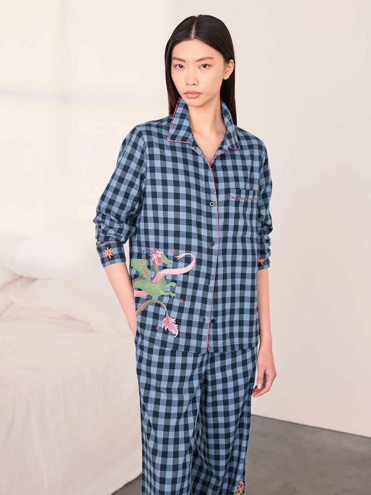 Conjunto de pijama largo de algodón bordado de cuadros con estampado de dragón mítico de Chelsea Peers - Imagen 2 de 6 Conjunto de pijama largo de algodón bordado de cuadros con estampado de dragón mítico de Chelsea Peers - Imagen 2 de 6