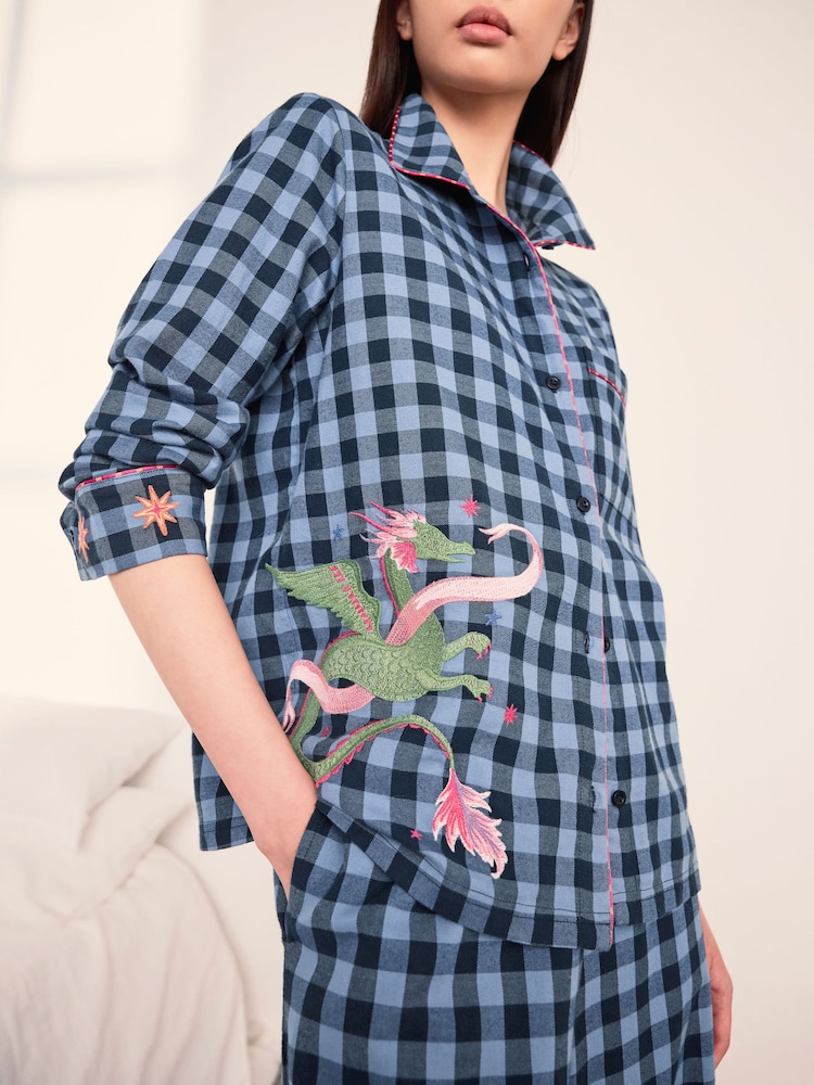 Conjunto de pijama largo de algodón bordado de cuadros con estampado de dragón mítico de Chelsea Peers - Imagen 6 de 6 Conjunto de pijama largo de algodón bordado de cuadros con estampado de dragón mítico de Chelsea Peers - Imagen 6 de 6